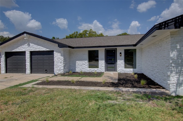 view of front of house featuring a garage and a front yard