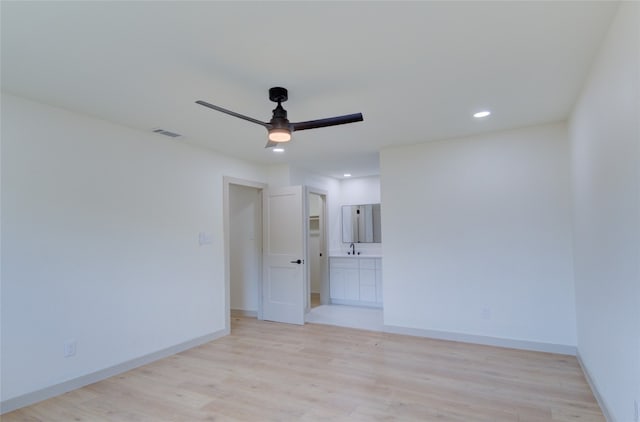 empty room featuring light hardwood / wood-style floors and ceiling fan