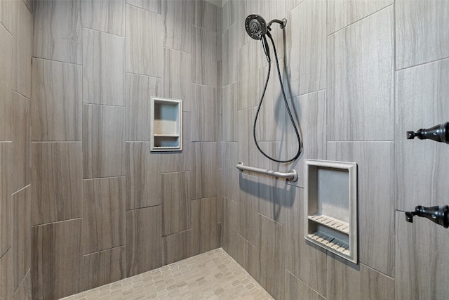 bathroom featuring a tile shower