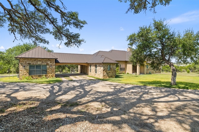 view of front facade featuring a carport and a front yard