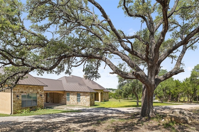 view of front of property featuring a front lawn