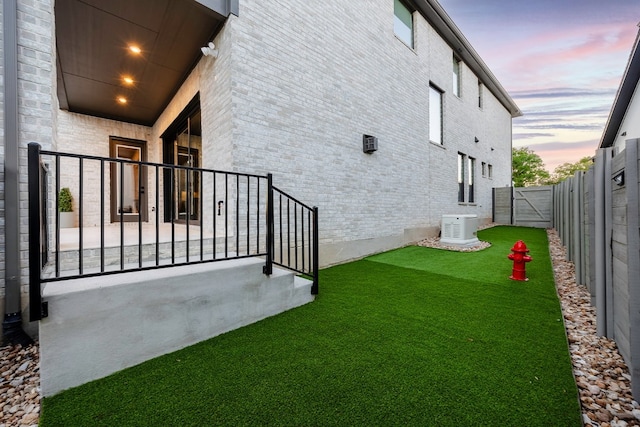 view of yard at dusk