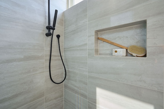 details featuring tiled shower