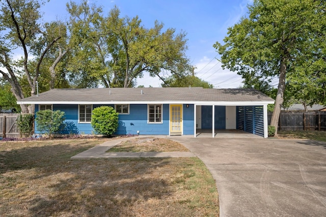 ranch-style house featuring a front yard