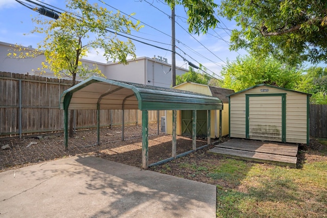 view of yard featuring a carport and a storage unit