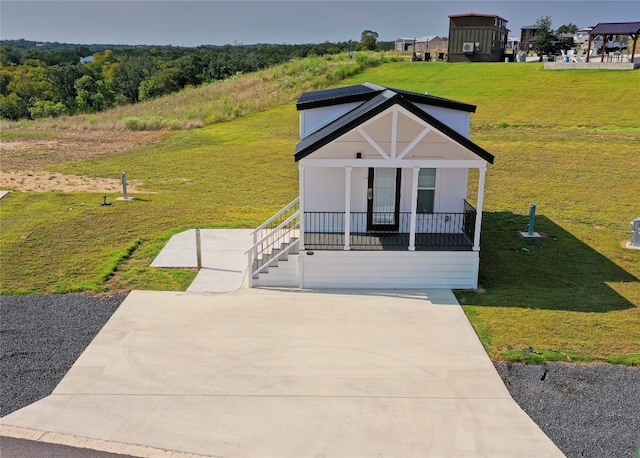 view of front of home featuring a front lawn and a porch