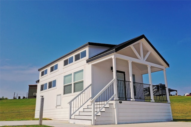 view of front facade featuring a front lawn and a porch