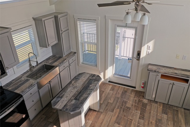 kitchen featuring dark wood-type flooring, ceiling fan, gray cabinets, and sink