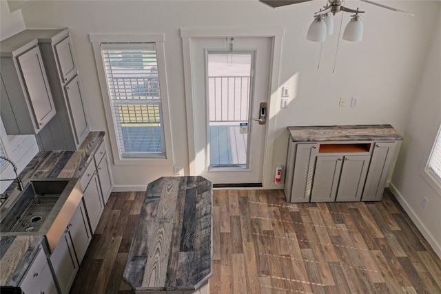 entryway with ceiling fan and dark wood-type flooring