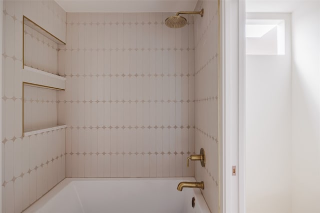 bathroom featuring tiled shower / bath combo