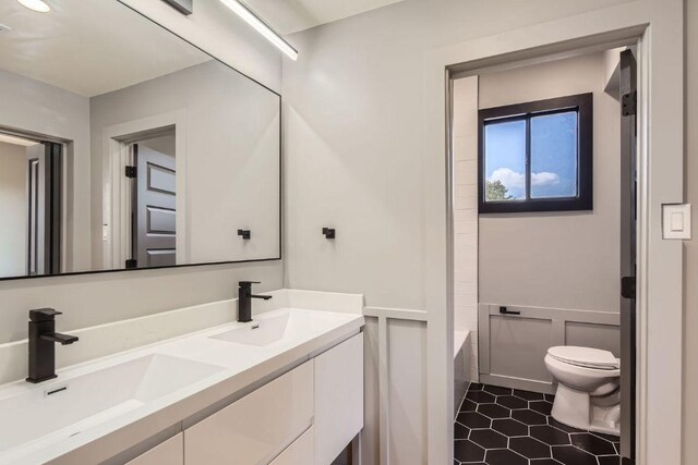 1707 Spyglass Dr Unit 60, Austin, TX 78746 - full bath featuring double vanity, wainscoting, and tile patterned floors