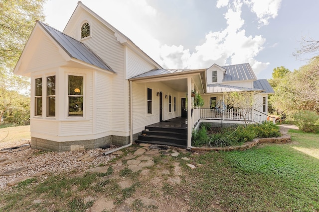 view of front of property featuring a front lawn and a porch