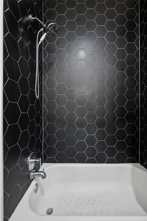 bathroom featuring tiled shower / bath combo