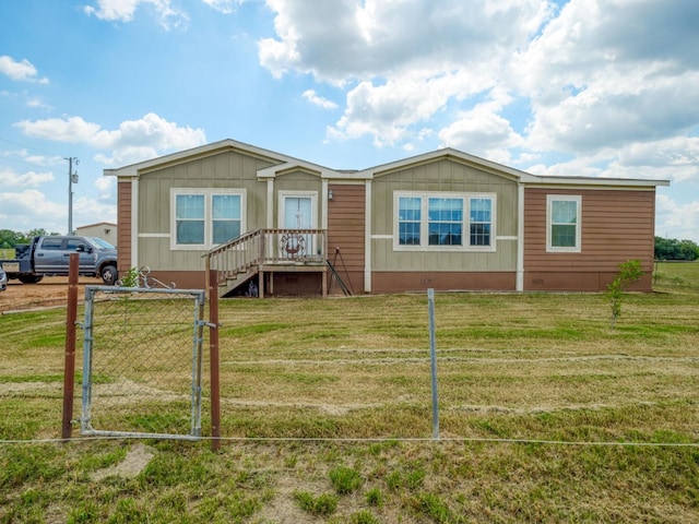 view of front of home featuring a front lawn