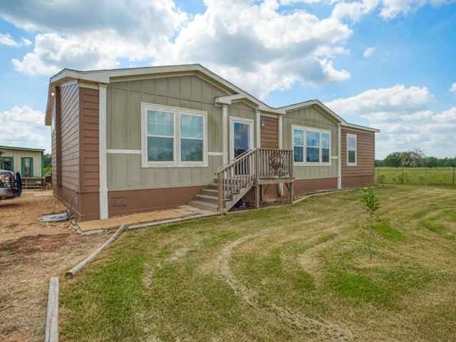 manufactured / mobile home with a front yard