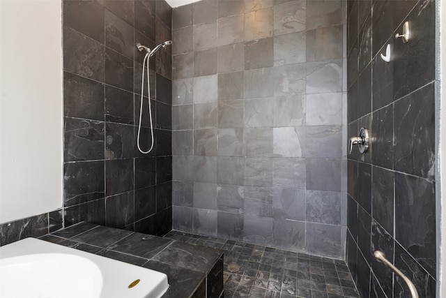 bathroom featuring a tile shower