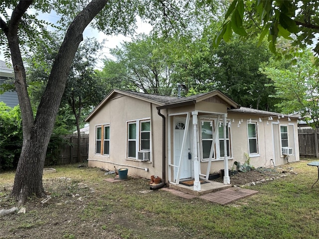 view of front facade featuring cooling unit and a front yard