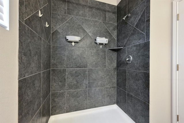 bathroom featuring a tile shower