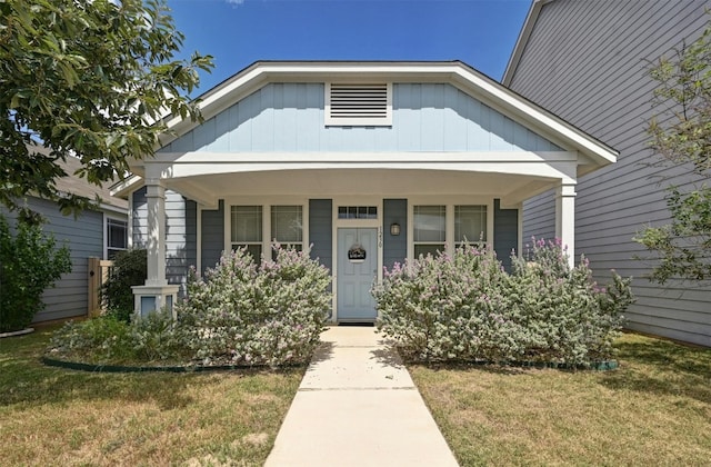 view of front facade with a front lawn and covered porch