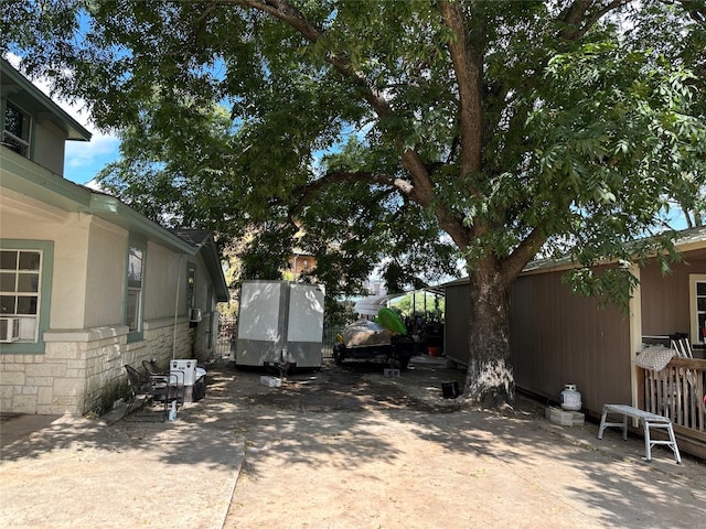 view of yard featuring a patio area