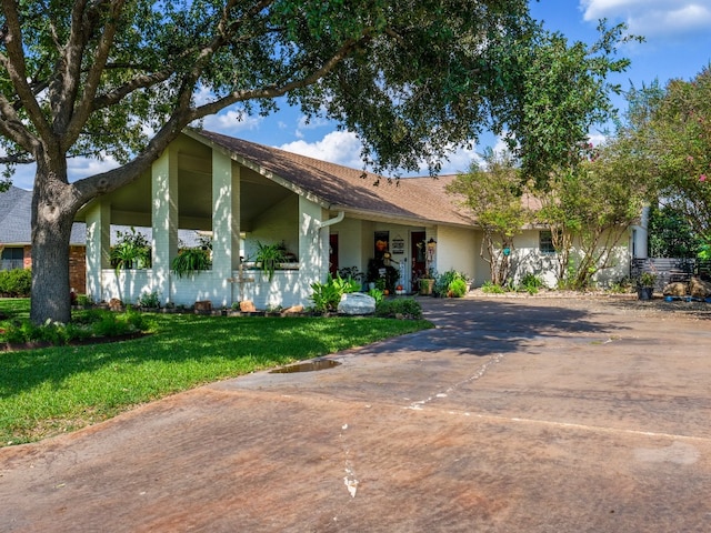 ranch-style home featuring a front yard