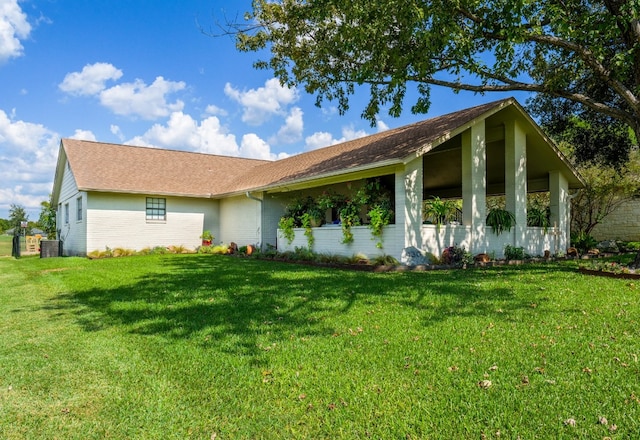 ranch-style home featuring a front lawn