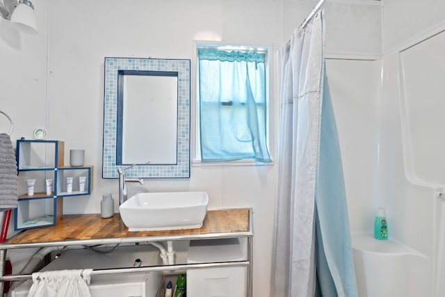 bathroom featuring a shower with shower curtain and vanity