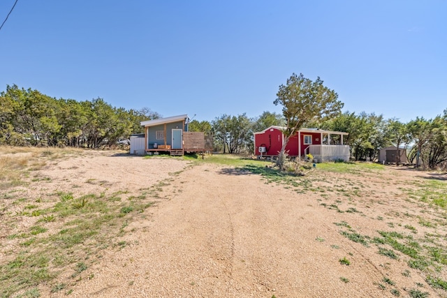 view of yard featuring a shed