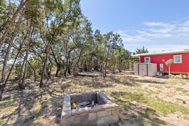 view of yard featuring a fire pit