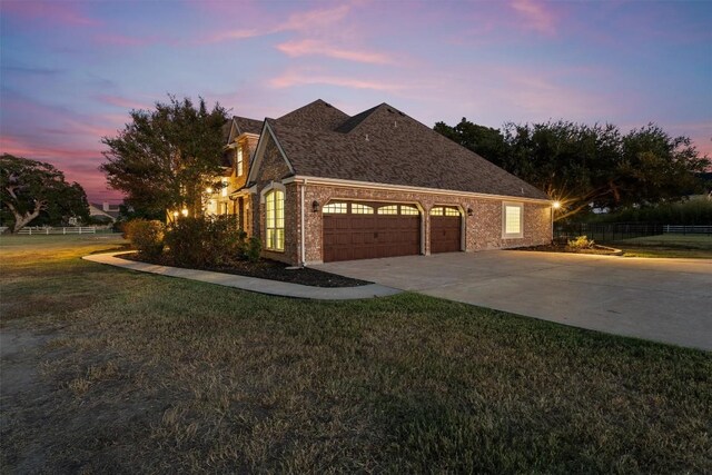 view of front facade featuring a garage and a yard