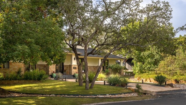 view of front of house featuring a front lawn