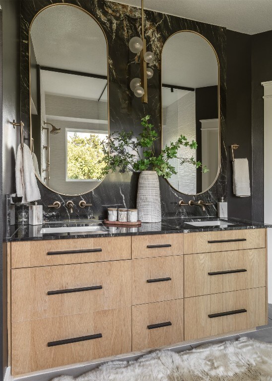 bathroom featuring sink and decorative backsplash