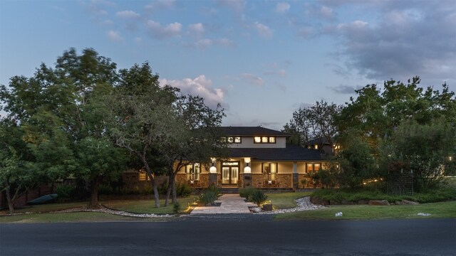 view of front facade featuring a front yard and a porch