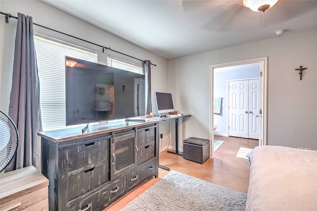 bedroom featuring a textured ceiling and ceiling fan