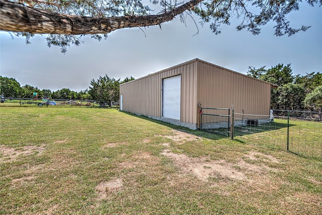 view of outdoor structure featuring a garage and a yard