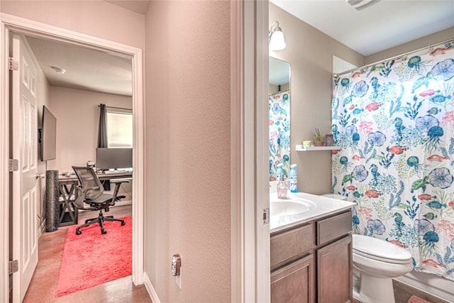 bathroom with a shower with curtain, vanity, and toilet