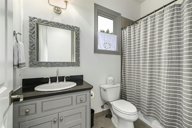 full bathroom featuring curtained shower, toilet, vanity, tile patterned flooring, and baseboards