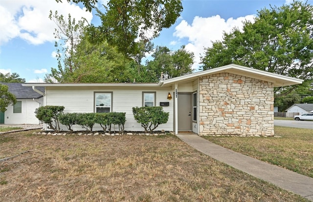 ranch-style home featuring a front yard