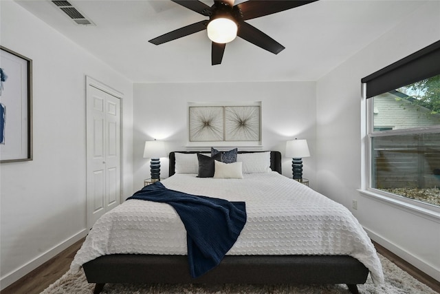 1130 Gardner Rd, Austin, TX 78721 - bedroom featuring wood finished floors and ceiling fan