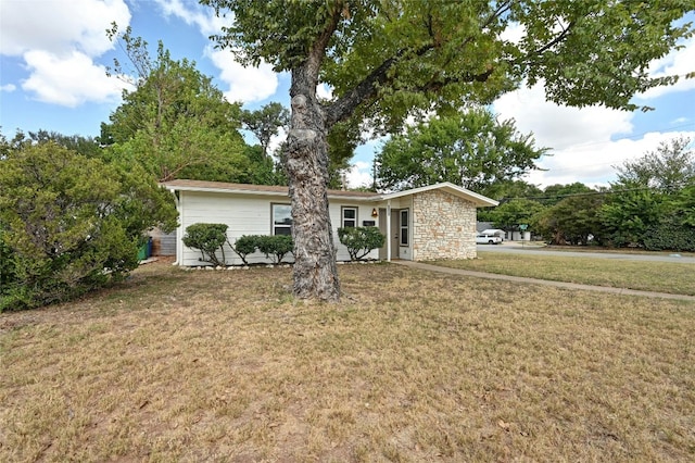 ranch-style house featuring a front lawn