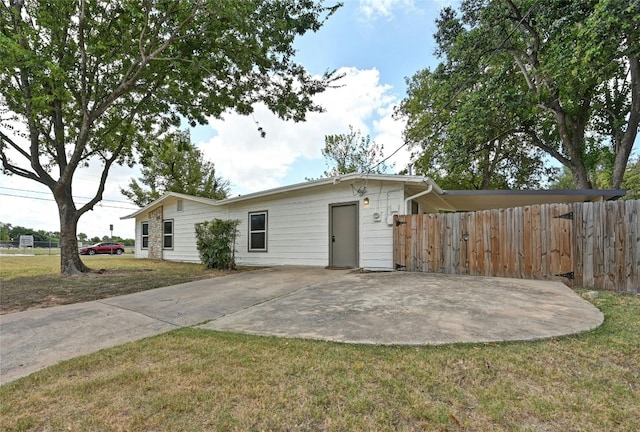 view of front of home featuring a front yard