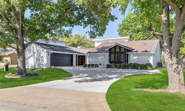 view of front of house featuring a front lawn and a garage