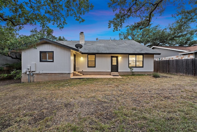 view of front of property featuring a lawn