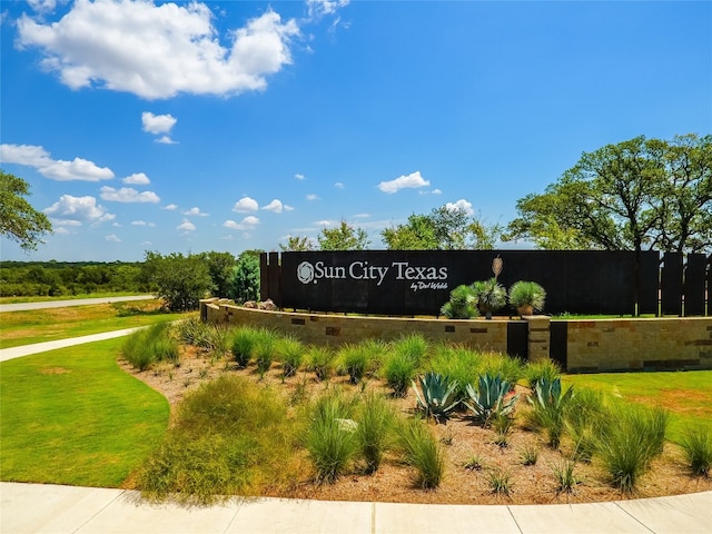 community sign with a lawn