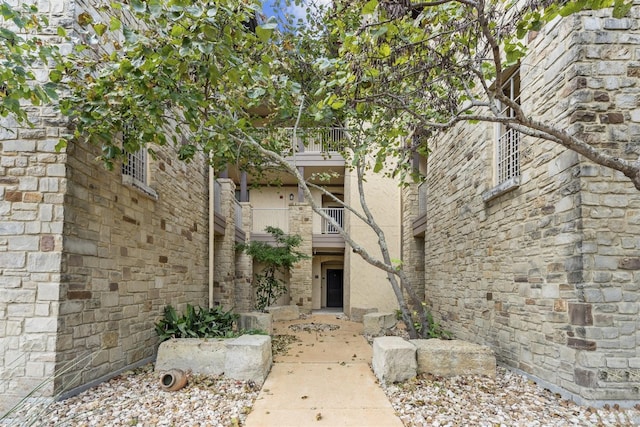 property entrance featuring a balcony