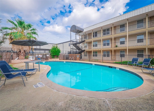 view of swimming pool