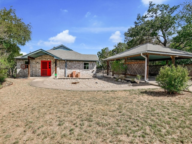 view of front of property featuring a front yard