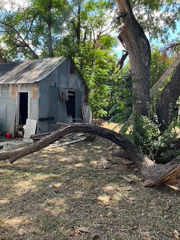 view of yard with an outdoor structure