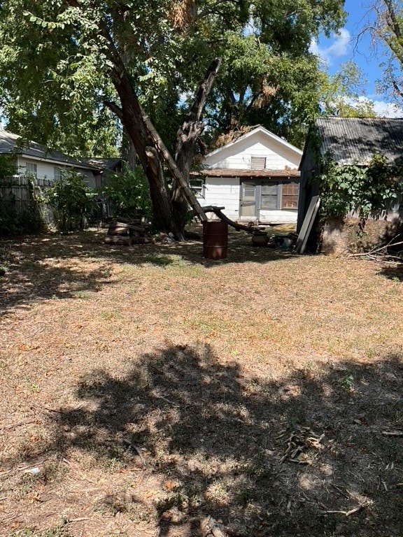 view of yard with a storage shed