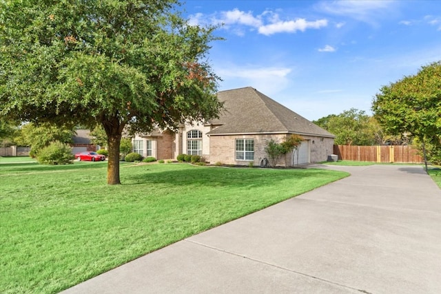 view of front of property featuring a front lawn